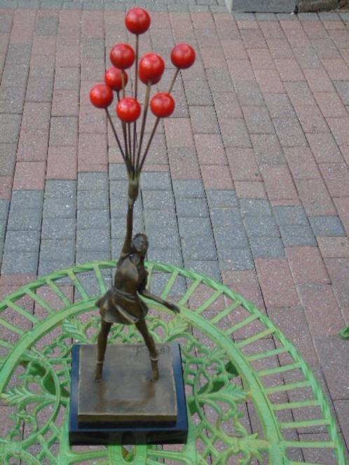 la fille aux ballons en bronze couleur sur marbre signé ., Antiquités & Art, Antiquités | Bronze & Cuivre, Bronze, Enlèvement