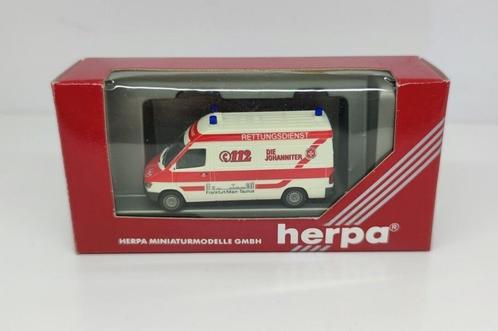 1:87 Herpa 043229 Mercedes Benz Sprinter Ambulance Frankfurt, Hobby en Vrije tijd, Modelauto's | 1:87, Zo goed als nieuw, Overige typen