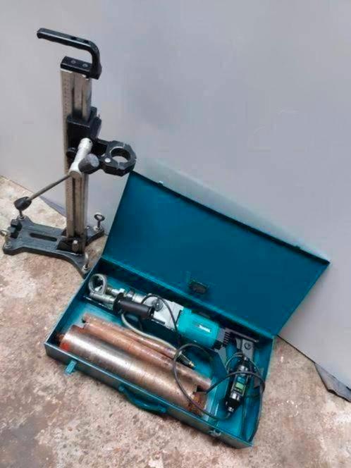 Makita DBM 131W avec support et perceuses, Bricolage & Construction, Outillage | Foreuses, Comme neuf, Foreuse sur colonne, 600 watts ou plus