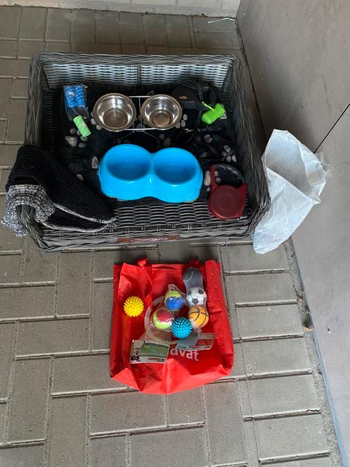 Hondenmand met eetbakjes en speeltjes en snoepjes, Dieren en Toebehoren, Honden-accessoires, Ophalen