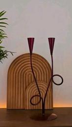 Paire de bougeoirs sculpturaux en métal bordeaux profond., Maison & Meubles, Rouge, Utilisé, Métal, Chandelier