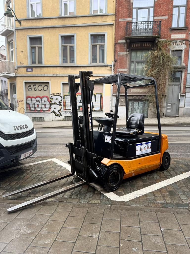 Chariot élévateur électrique et chargeur – entretien récent, Articles professionnels, Machines & Construction | Chariots élévateurs & Transport interne
