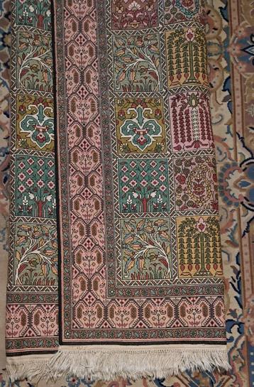 perzisch,Oosterse tapijt ( kashmir )stijl met leuke motieven beschikbaar voor biedingen