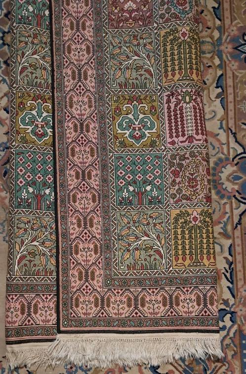 perzisch,Oosterse tapijt ( kashmir )stijl met leuke motieven, Huis en Inrichting, Stoffering | Tapijten en Vloerkleden, Zo goed als nieuw