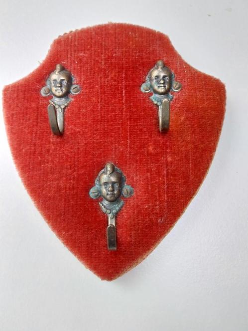 Rood vintage velours kapstokje met drie hoofdjes, Huis en Inrichting, Woonaccessoires | Kapstokken, Zo goed als nieuw, Ophalen of Verzenden
