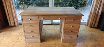 Mooie houten bureau beschikbaar voor biedingen