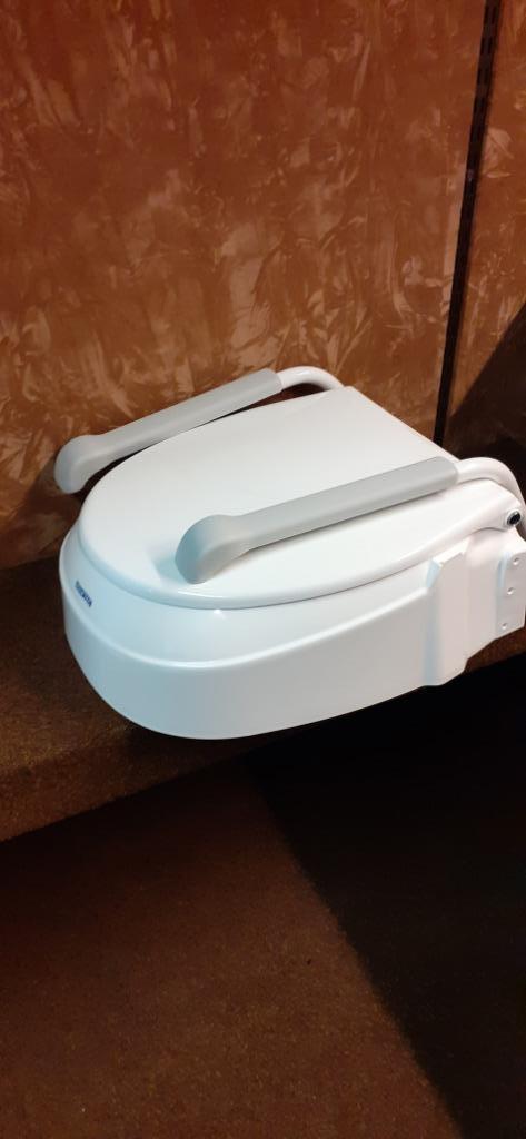 Toiletverhoger met deksel en armleuningen, Diversen, Verpleegmiddelen, Zo goed als nieuw, Ophalen of Verzenden