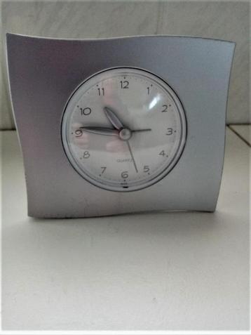 nieuw zilvergrijs wekker (quartz) tafelklok 11cm / 13cm beschikbaar voor biedingen