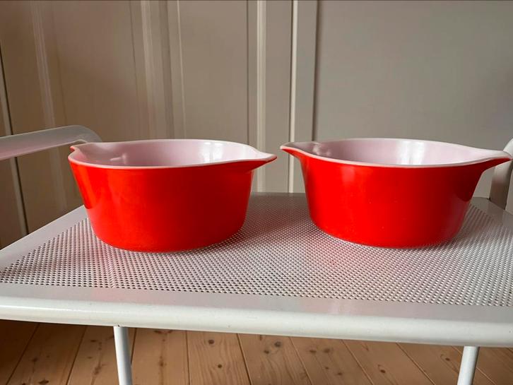 Paire de bols/plats à four vintage en pyrex rouge vif, Antiquités & Art, Antiquités | Verre & Cristal, Enlèvement ou Envoi