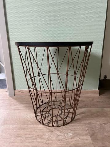 Bijzettafel metalen draadmand beschikbaar voor biedingen
