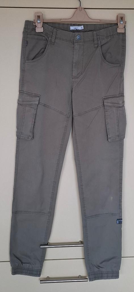 Kaki groene broek, name it, maat 164 (14 jr) met zakken., Enfants & Bébés, Vêtements enfant | Taille 164, Utilisé, Garçon, Pantalon
