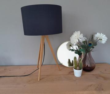 Zuiver Tripod (= trépied) Lampe de table design en bois disponible aux enchères