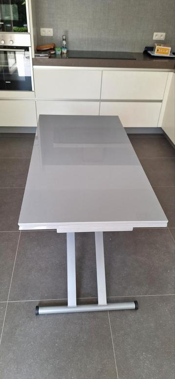 Uitvouwbare grijze tafel, kan dubbel zo groot worden beschikbaar voor biedingen