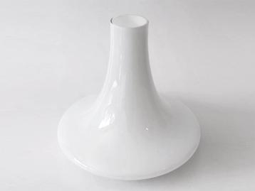 vaas opaline glas wit beschikbaar voor biedingen