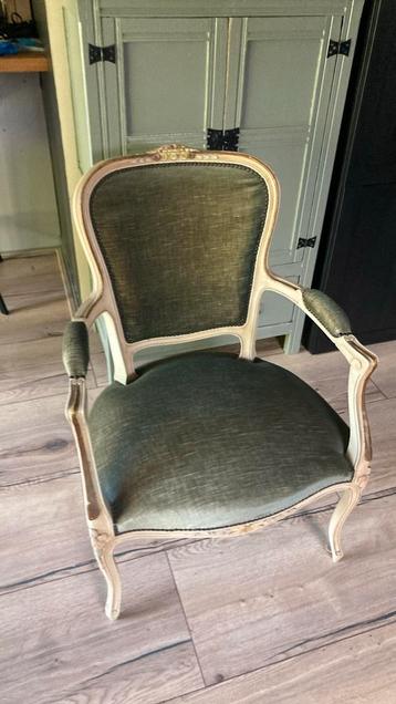 Chaise ancienne très bon état  disponible aux enchères