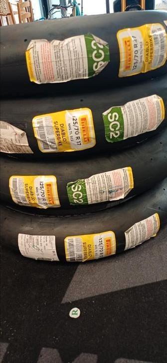 Nieuwe pirelli slicks, Motoren, Overige Motoren, Ophalen