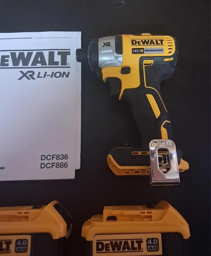 Nieuwe dewalt slagschroevendraaier + 4 nieuwe batterijen, Doe-het-zelf en Bouw, Gereedschap | Boormachines, Zo goed als nieuw