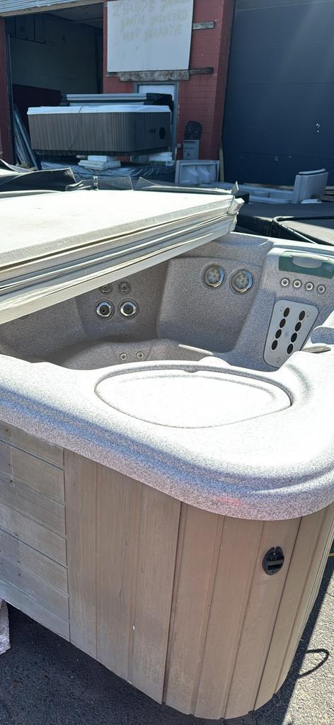 HotSpring jacuzzi – 5 à 6 personen, Tuin en Terras, Bubbelbaden en Hottubs, Gebruikt, Afdekzeil, Trap, Ophalen of Verzenden