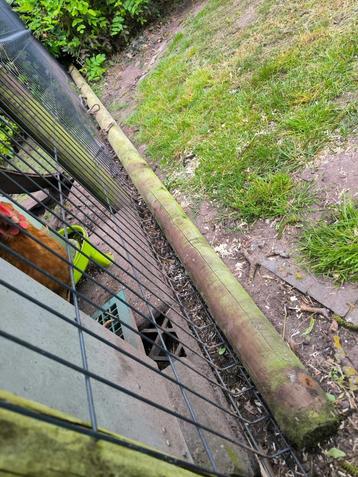 houten palen van schommel beschikbaar voor biedingen