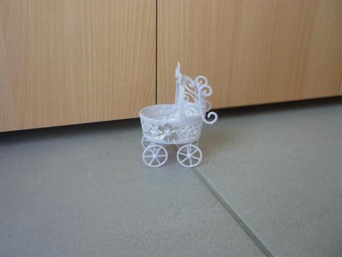 Witte glitter miniatuur buggy kinderwagen baby carriage, Verzamelen, Poppenhuizen en Toebehoren, Decoratie, Ophalen of Verzenden