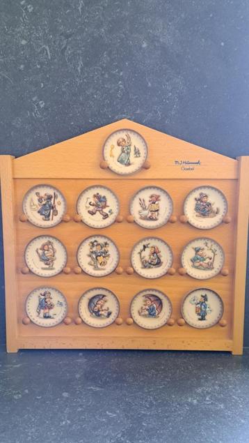 Hummel - Jaarlijkse bordjes - 25 stuks - Display - 8 cm beschikbaar voor biedingen