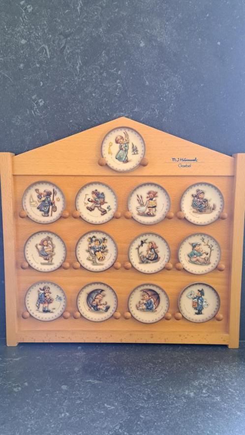 Hummel - Jaarlijkse bordjes - 25 stuks - Display - 8 cm, Verzamelen, Beelden en Beeldjes, Gebruikt, Hummel, Ophalen of Verzenden