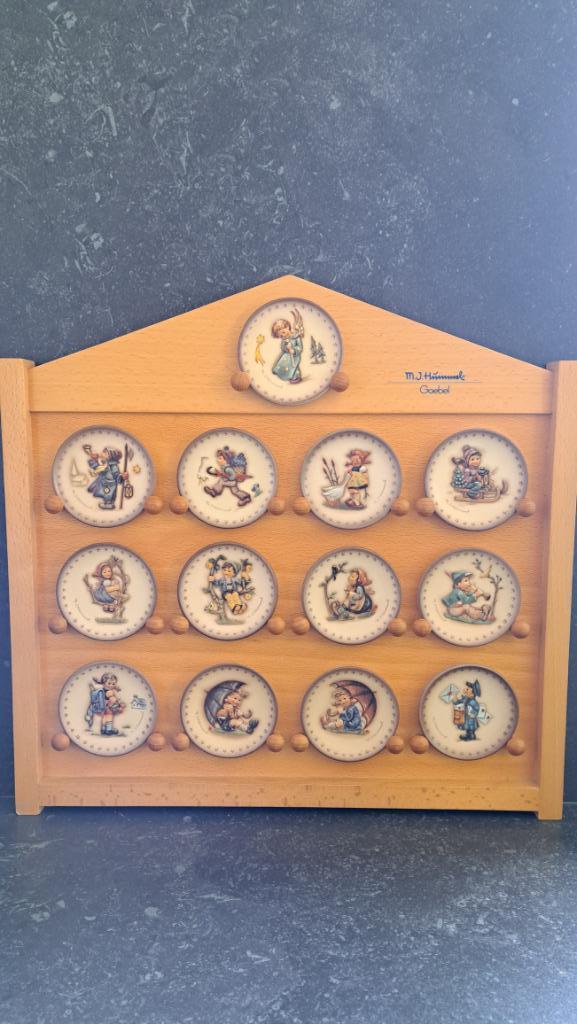 Goebel Hummel - Jaarbordjes - 25 stuks - Display - 8 cm, Verzamelen, Beelden en Beeldjes, Gebruikt, Hummel, Ophalen of Verzenden
