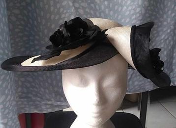 zwart witte dames hoed met bloemen beschikbaar voor biedingen