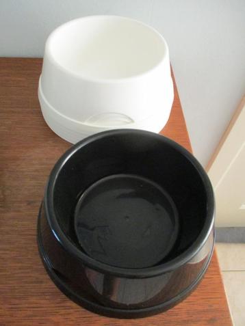 eet/drink potten voor hond beschikbaar voor biedingen