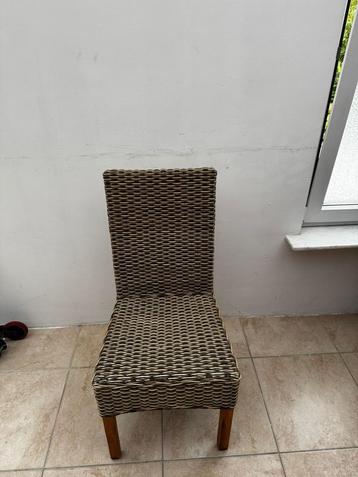 4 EETTAFEL STOELEN helemaal hetzelfde  beschikbaar voor biedingen