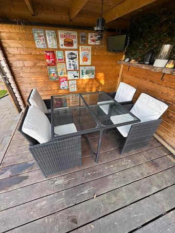 Tuin tafel met 4 stoelen  beschikbaar voor biedingen
