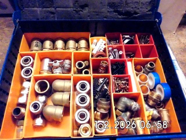 BOÎTE DE RANGEMENT EN MÉTAL REMPLIE DE MATÉRIAU HENCO, Bricolage & Construction, Boîtes à outils, Neuf, Remplie, Enlèvement