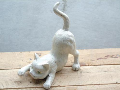 beeld van een witte kat in gietijzer met gepatineerde kleure, Tuin en Terras, Tuinwanddecoratie, Nieuw, Ophalen