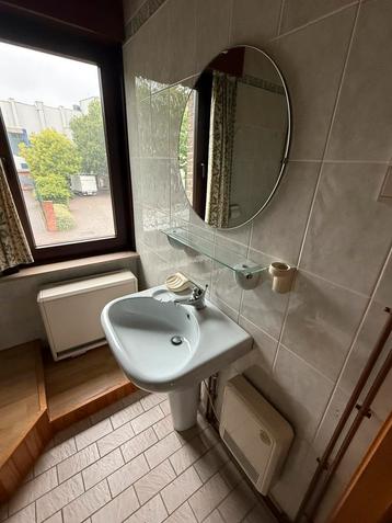 Wastafel, kraan, tablet, spiegel beschikbaar voor biedingen