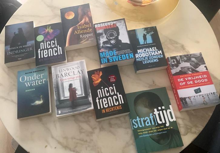 Lot boeken oa veel thrillers. Alles 1 x gelezen 2€ per boek, Boeken, Politiek en Maatschappij, Ophalen of Verzenden