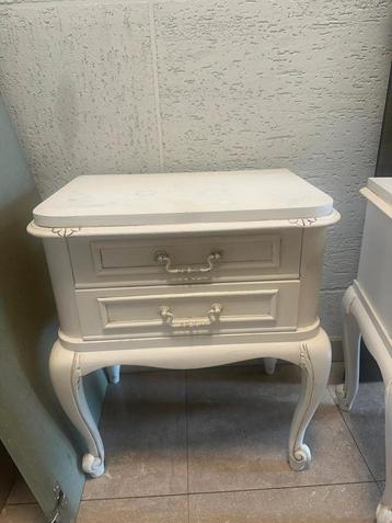 2x Vintage nachtkastje in Franse stijl – wit en elegant
 beschikbaar voor biedingen