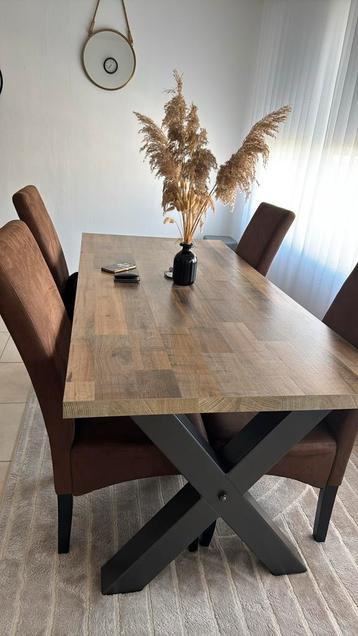 Eettafel, tafel beschikbaar voor biedingen