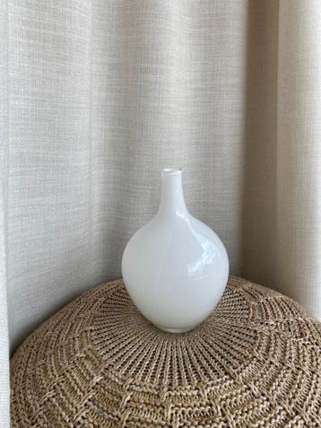 Elegante witte vaas (glas) beschikbaar voor biedingen