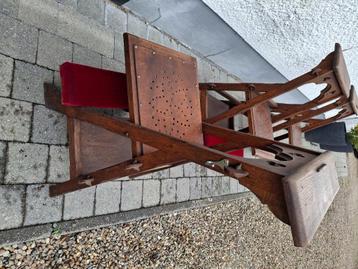 Antieke kerkstoelen beschikbaar voor biedingen
