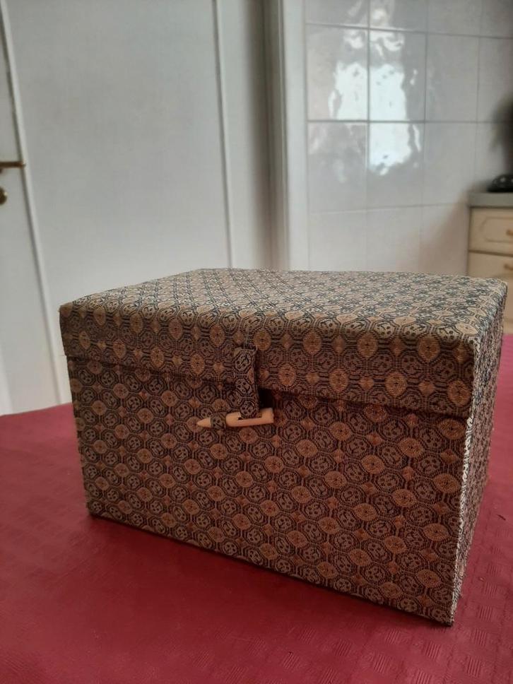 Decoratieve, retro gestoffeerde opbergdoos, Huis en Inrichting, Woonaccessoires | Kisten, Gebruikt, Ophalen of Verzenden