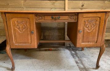 Sfeervol vintage houten bureau beschikbaar voor biedingen