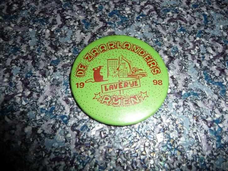 Button 2x CV de Zaarlanders 1998 en 1999 carnaval 2 buttons, Verzamelen, Speldjes, Pins en Buttons, Zo goed als nieuw, Button
