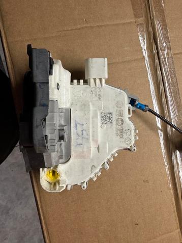 8J1837015C audi a1 a4 a5 a8 s8 q5 q7 tt a6 deursslot links beschikbaar voor biedingen