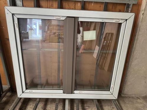 PVC Dubbel opendraaiend kip raam Kömmerling met glas - NIEUW, Doe-het-zelf en Bouw, Glas en Ramen, Nieuw, Gevelraam of Ruit, 80 tot 120 cm