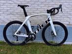 Trek Madone SL 6 Gen 6 Wit/Zwart (2022) – Aero Racefiets, Fietsen en Brommers, 28 inch, Carbon, Heren, Zo goed als nieuw
