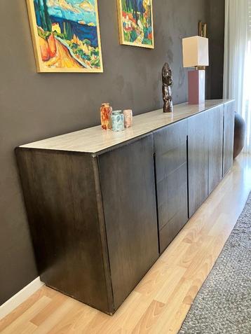 Dressoir in massief hout + travertin blad beschikbaar voor biedingen
