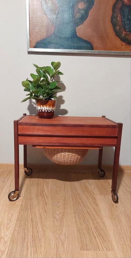 Midcentury vintage naaikastje/bijzettafel teak, Huis en Inrichting, Kasten | Ladekasten, Zo goed als nieuw, Ophalen of Verzenden