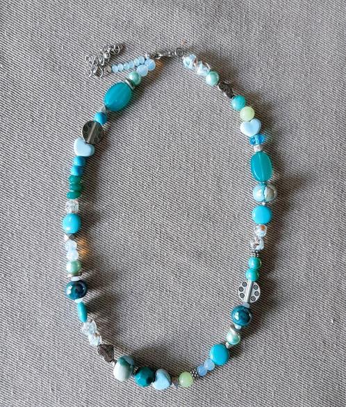 Te koop: Nieuw!!! Mooie  korte turquoise ketting., Handtassen en Accessoires, Kettingen, Nieuw, Overige materialen, Verstelbaar