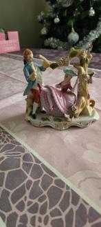 Beeldje van koppeltje aan een boomstronk, Ophalen of Verzenden, Gebruikt, Mens