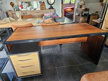 Grote en stevige bureau met ladenkastje op wielen, 80€ beschikbaar voor biedingen